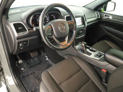 Used 2019 Jeep Grand Cherokee Laredo AWD/4WD image 15