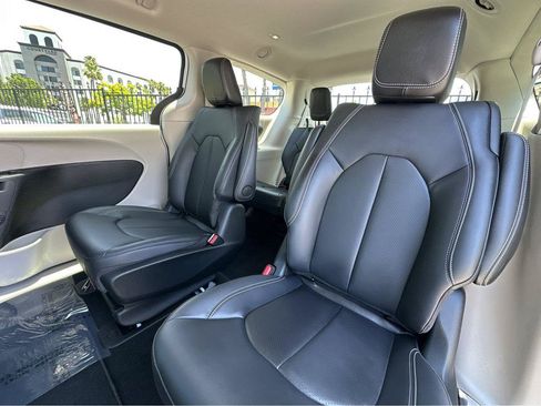 Used 2024 Chrysler Pacifica Limited FWD image 9