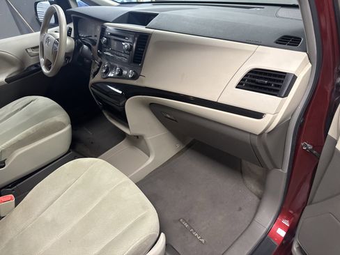 Used 2011 Toyota Sienna image 12