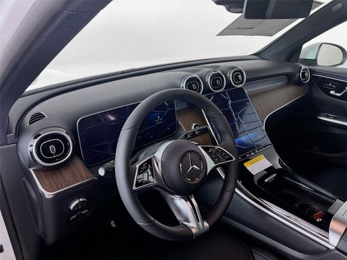 Used 2025 Mercedes-Benz GLC 300 4MATIC image 10