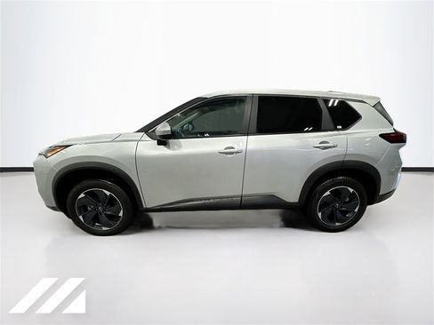 Used 2024 Nissan Rogue SV image 8
