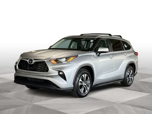 Used 2023 Toyota Highlander XLE FWD image 4