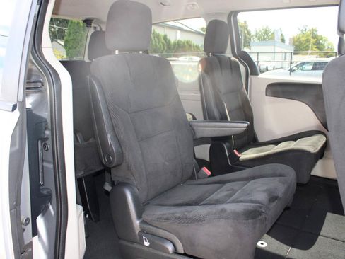 Used 2016 Dodge Grand Caravan SXT FWD image 16