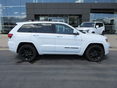 Used 2017 Jeep Grand Cherokee Altitude AWD/4WD image 11