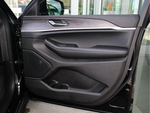 New 2025 Jeep Grand Cherokee Limited w/ Luxury Tech Group II image 29