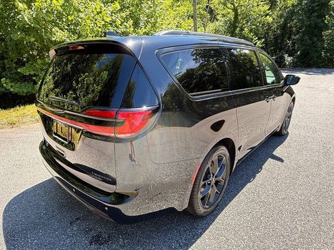 Used 2025 Chrysler Pacifica Limited FWD image 6