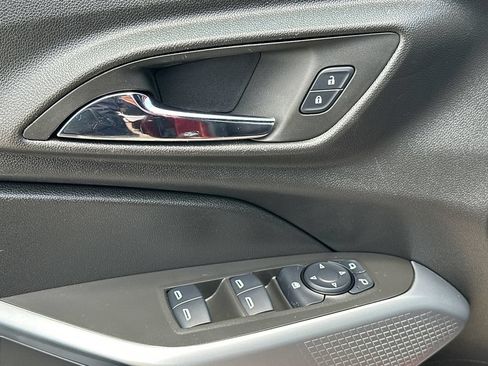 Used 2025 Chevrolet Trax RS w/ Sunroof Package FWD image 18