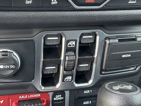 Used 2025 Jeep Wrangler Willys image 24