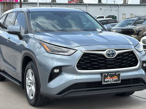 Used 2021 Toyota Highlander LE AWD/4WD image 7