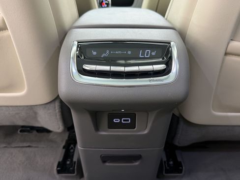 Used 2023 Cadillac XT6 Premium Luxury FWD image 35