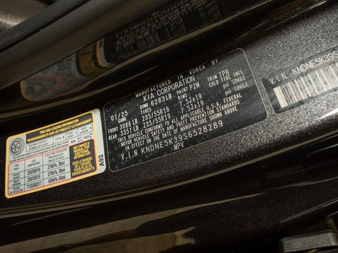 Certified 2025 Kia Carnival SX image 21