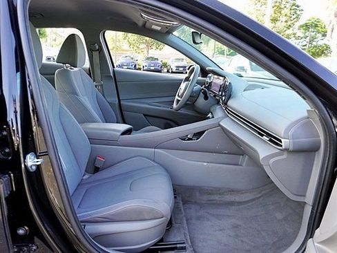 Used 2022 Hyundai Elantra SEL w/ Convenience Package FWD image 11