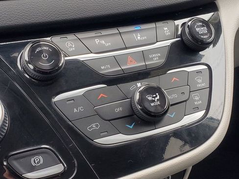 Used 2024 Chrysler Pacifica Touring-L image 23