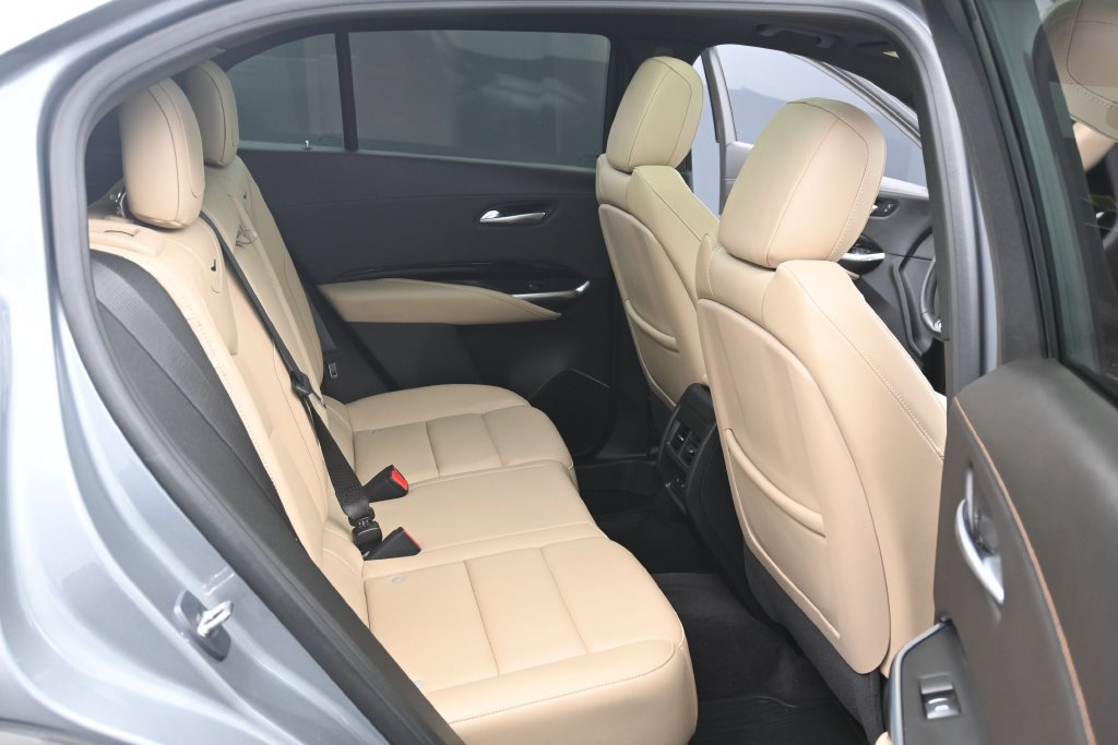 Used 2024 Cadillac XT4 Luxury w/ Cold Weather Package AWD/4WD image 12