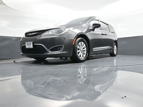 Used 2017 Chrysler Pacifica Touring-L image 26