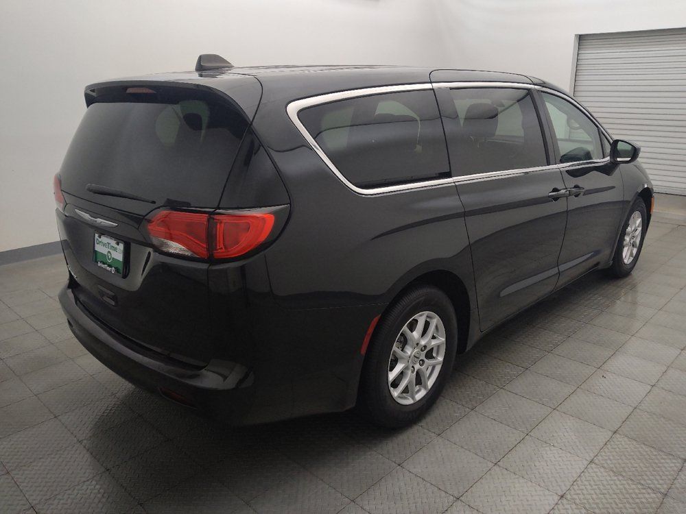 Used 2022 Chrysler Voyager LX FWD image 9