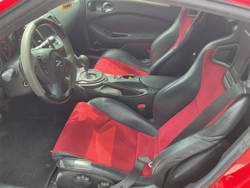 Used 2018 Nissan 370Z NISMO RWD image 3