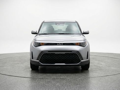Used 2025 Kia Soul LX w/ LX Technology Package FWD image 2