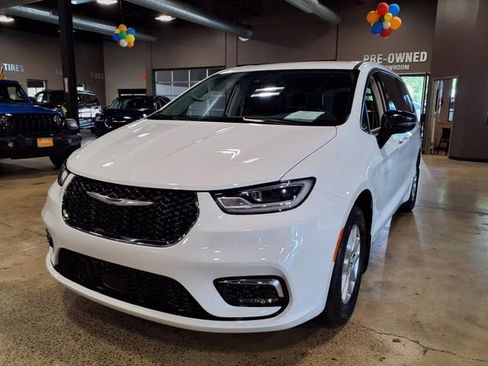 Certified 2024 Chrysler Pacifica Touring-L image 4