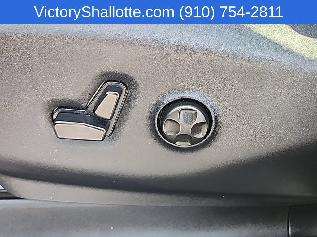 Used 2025 Chrysler Pacifica Limited FWD image 20
