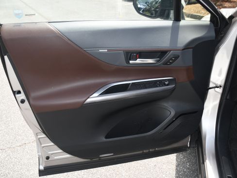 Certified 2023 Toyota Venza XLE image 9