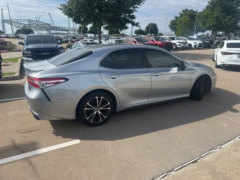 Used 2020 Toyota Camry SE FWD image 3