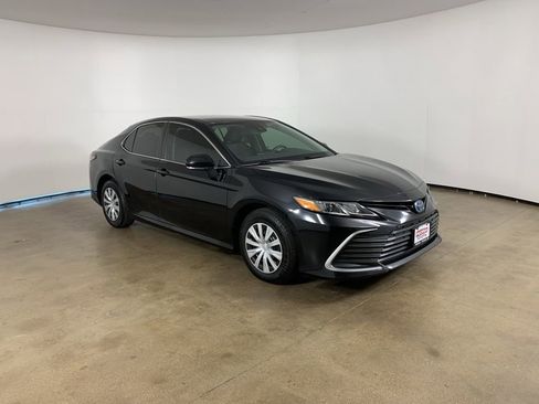 Used 2022 Toyota Camry LE FWD image 5