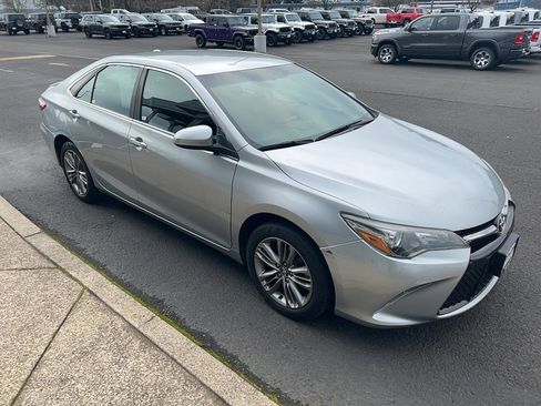 Used 2017 Toyota Camry SE image 4