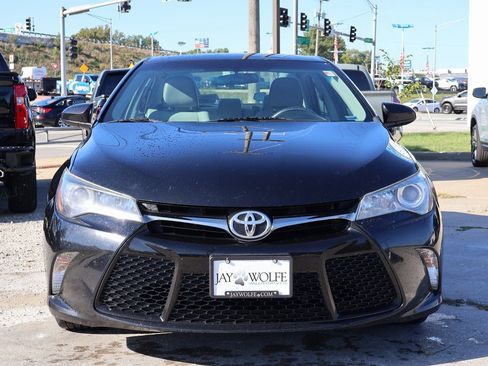 Used 2017 Toyota Camry SE image 2