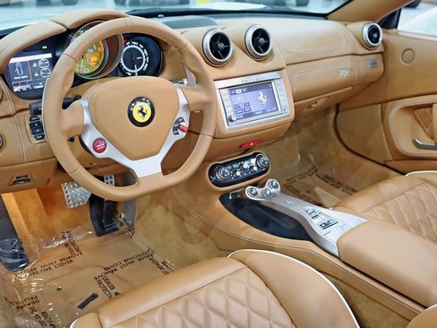 Used 2011 Ferrari California RWD image 17