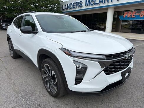 Used 2025 Chevrolet Trax RS w/ Driver Confidence Package FWD image 2