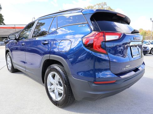 Used 2022 GMC Terrain SLE w/ Driver Convenience Package image 4