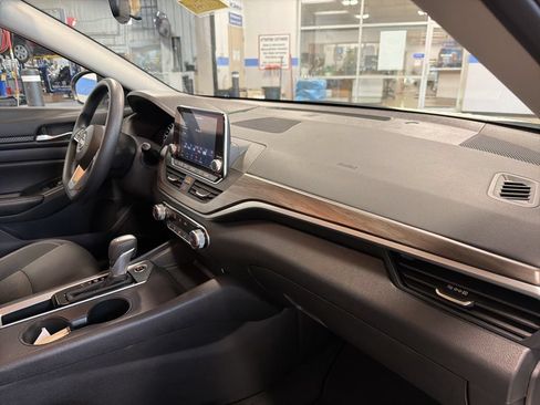 Used 2025 Nissan Altima 2.5 SV FWD image 33