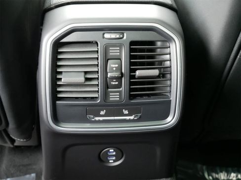 Used 2025 Porsche Macan image 12