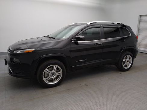 Used 2017 Jeep Cherokee Overland w/ Technology Group AWD/4WD image 2