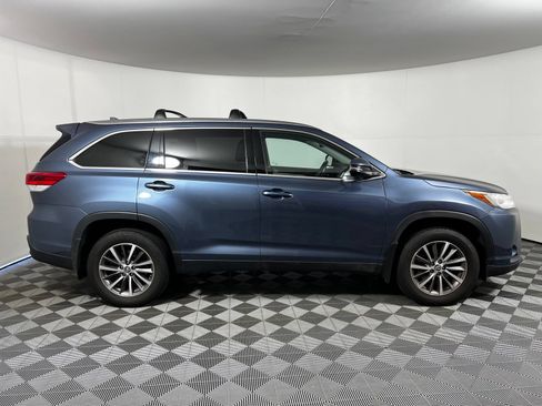 Used 2019 Toyota Highlander XLE AWD/4WD image 4