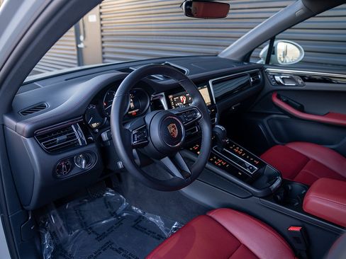 Used 2025 Porsche Macan image 4