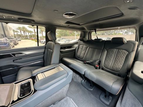 Used 2023 Jeep Grand Wagoneer Series III AWD/4WD image 42