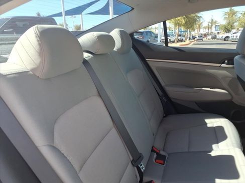 Used 2017 Hyundai Elantra SE image 15