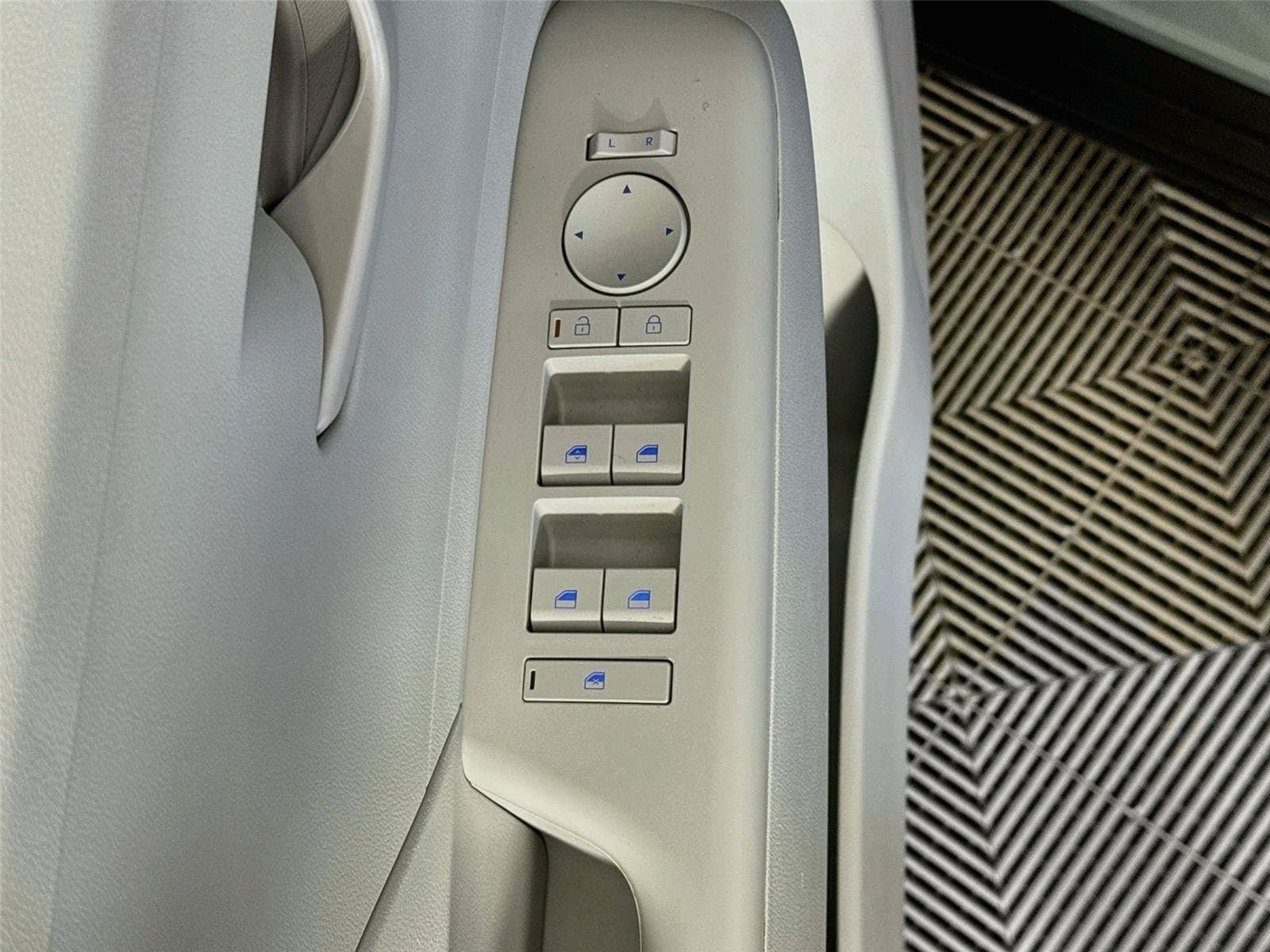 Certified 2024 Hyundai Kona SEL FWD image 17