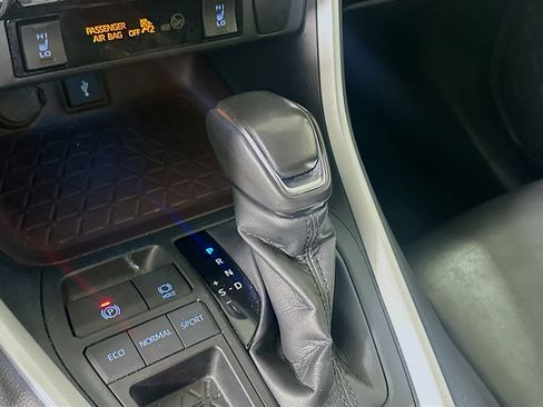 Used 2020 Toyota RAV4 Limited image 25