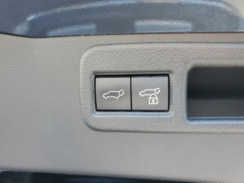 Used 2024 Toyota Venza Limited image 8