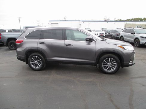 Used 2019 Toyota Highlander XLE image 2