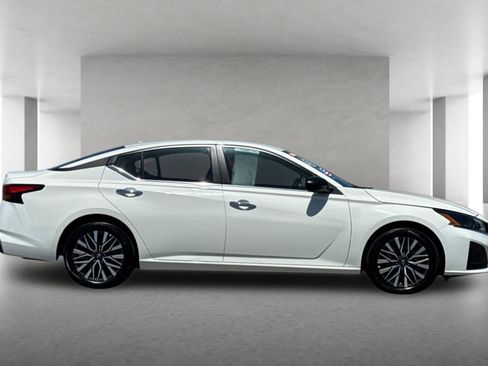 Used 2025 Nissan Altima 2.5 SV FWD image 3