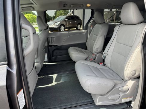 Used 2017 Toyota Sienna FWD image 10