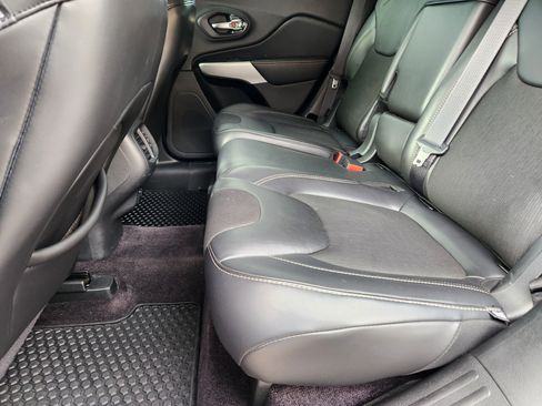 Used 2018 Jeep Cherokee Latitude Plus w/ Comfort/Convenience Group image 10