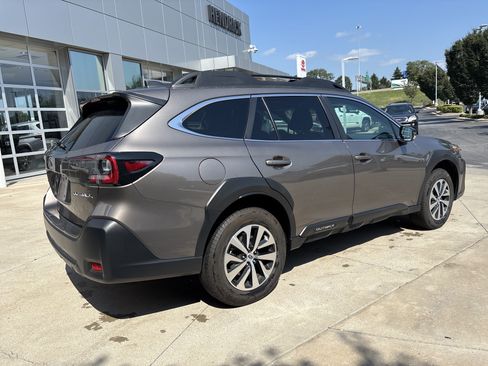 Used 2023 Subaru Outback Premium AWD/4WD image 6
