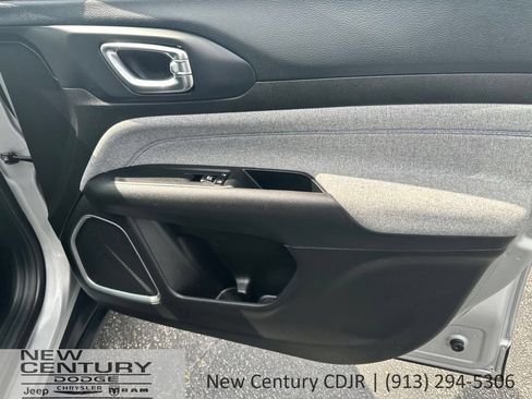 Used 2024 Jeep Compass Latitude AWD/4WD image 23
