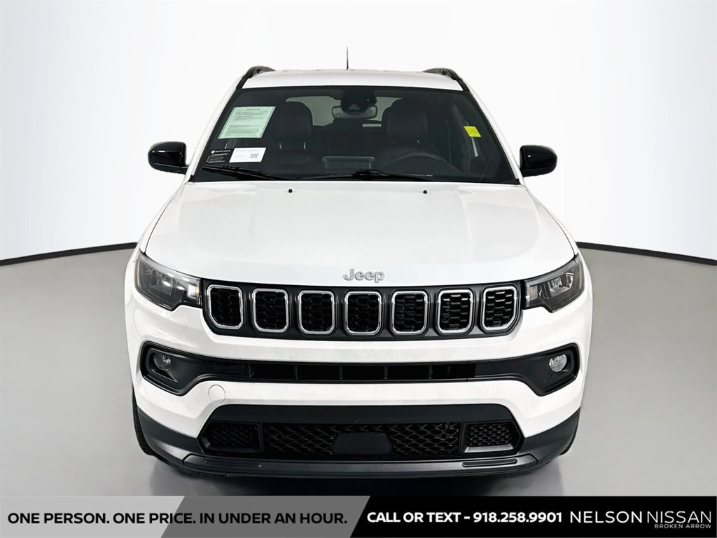 Used 2025 Jeep Compass Latitude w/ Convenience Group AWD/4WD image 2