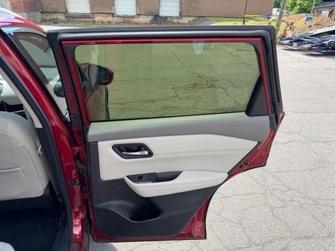 Used 2023 Nissan Rogue SL AWD/4WD image 15